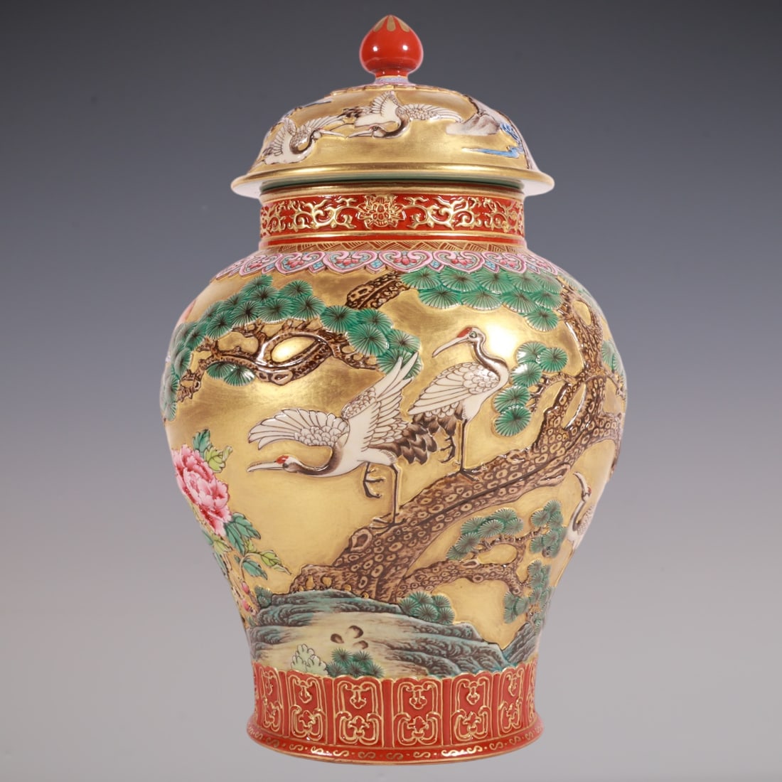 An Exquisite Enamel Pine and Crane Pattern Lotus Pattern Tea Caddy: An Exquisite Enamel Pine and Crane Pattern Lotus Pattern Tea Caddy Qing Dynasty, China Qianlong Six-character Mark Size:23cmx15cm (The Dimensions Of All Batches Are Manually Measured.If You Need More 