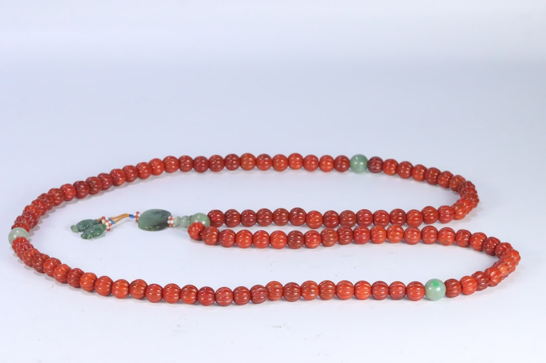 An Exquisite Jadeite Inlaid Agate Bracelets: An Exquisite Jadeite Inlaid Agate Bracelets Qing Dynasty, China Size:1.1cm Weight:239.6g (The Dimensions Of All Batches Are Manually Measured.If You Need More Detailed Information, Please Contact Our 