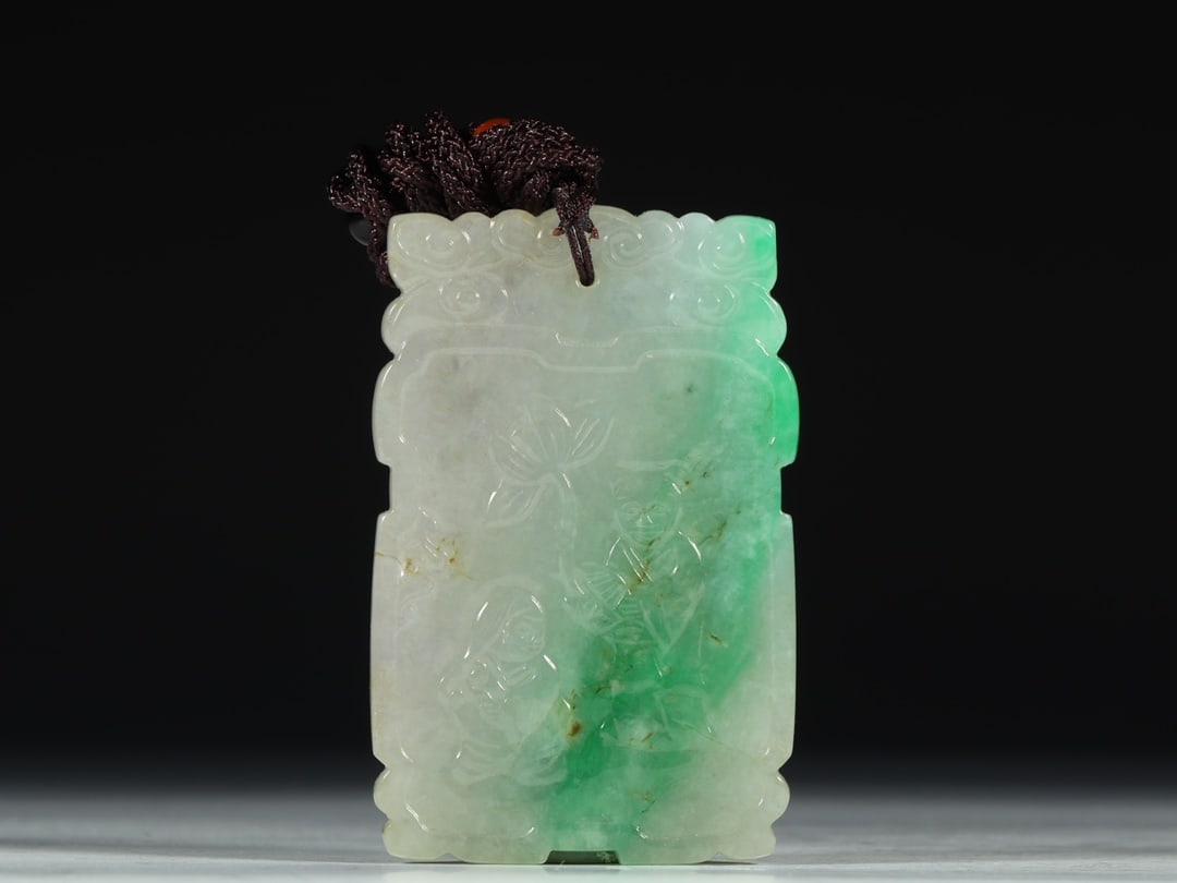 An Exquisite Jadeite Figure Pattern Brand: An Exquisite Jadeite Figure Pattern Brand Qing Dynasty, China Size:6.6cmx4.3cmx0.6cm Weight:59g (The Dimensions Of All Batches Are Manually Measured.If You Need More Detailed Information, Please Conta