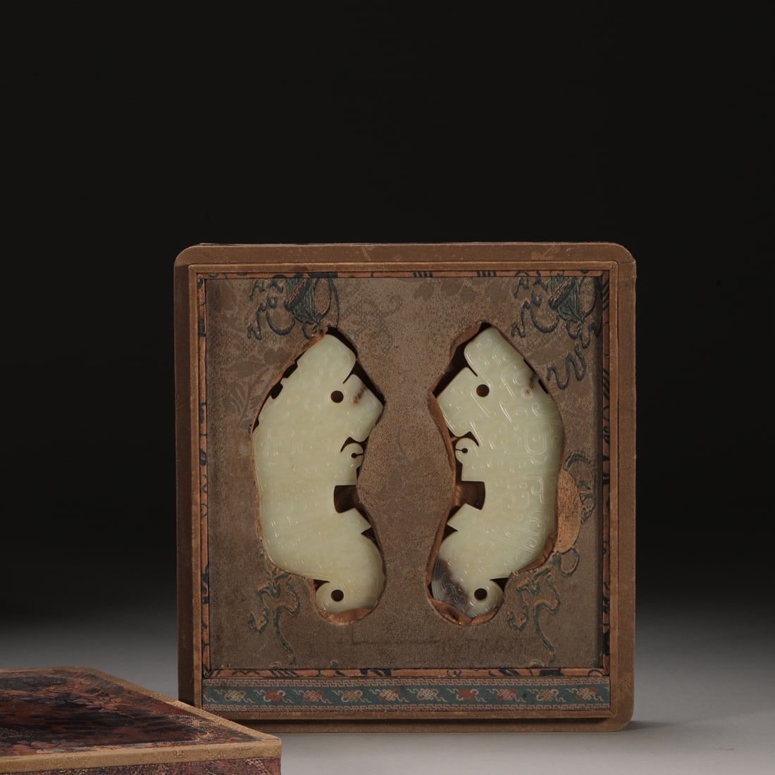 A Pair of Exquisite White Jade Ornament: A Pair of Exquisite White Jade Ornament Qing Dynasty, China Size:??14.5cmx6cm Weight:200g (The Dimensions Of All Batches Are Manually Measured.If You Need More Detailed Information, Please Contact Our