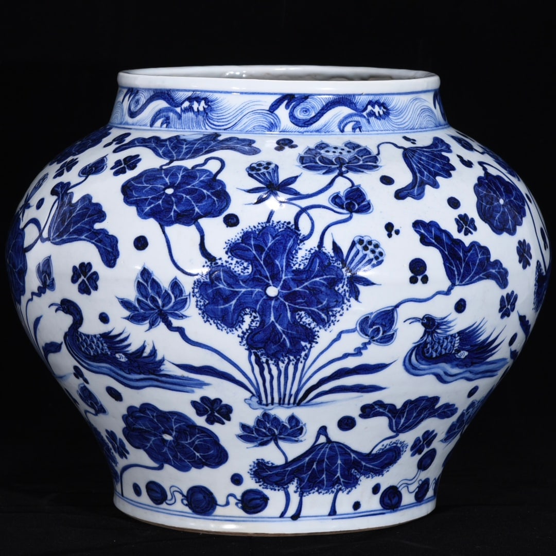 An Exquisite Blue and White Flower and Bird Pattern Jar: An Exquisite Blue and White Flower and Bird Pattern Jar Yuan Dynasty, China Size:28.5cmx35.5cm (The Dimensions Of All Batches Are Manually Measured.If You Need More Detailed Information, Please Contac