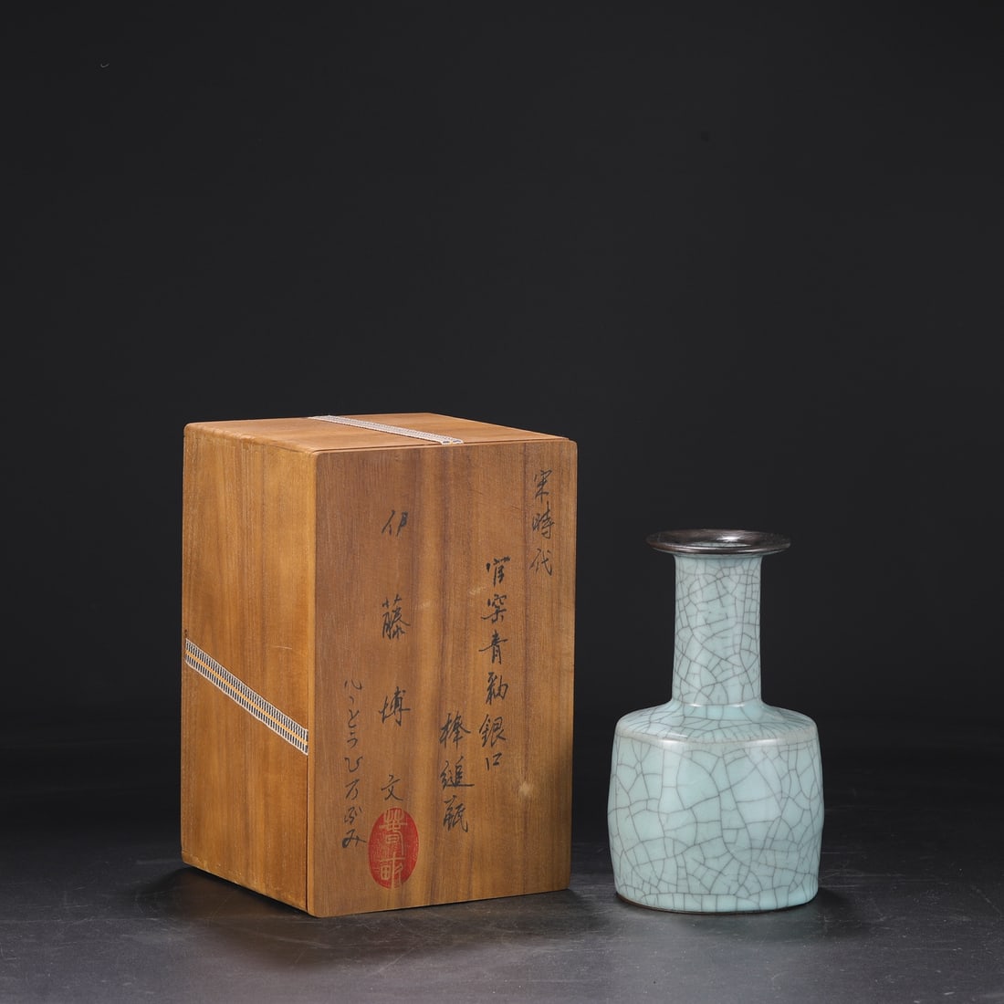 An Exquisite Guan yao Celadon Glazed Vase: An Exquisite Guan yao Celadon Glazed Vase Song Dynasty, China Size:22cmx12cm (The Dimensions Of All Batches Are Manually Measured.If You Need More Detailed Information, Please Contact Our Customer Ser