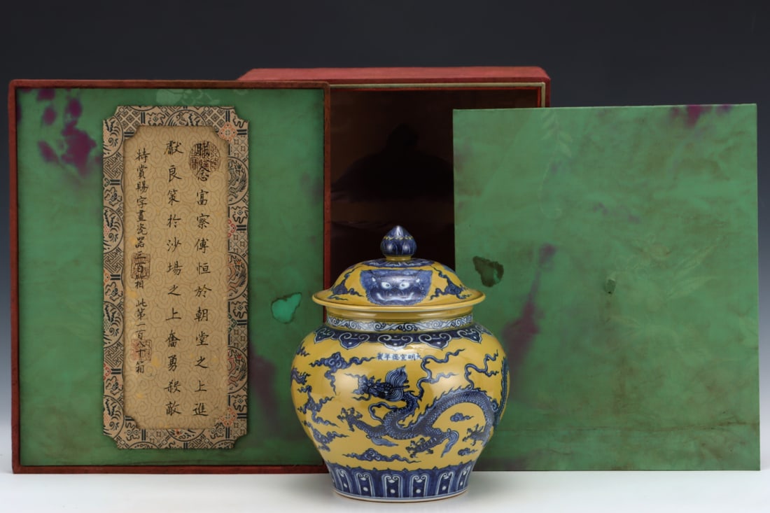 An Exquisite Blue and White Yellow Glazed Dragon Pattern Jar: An Exquisite Blue and White Yellow Glazed Dragon Pattern Jar Ming Dynasty, China Xuande Six-character Mark Size:27.5cmx22cm (The Dimensions Of All Batches Are Manually Measured.If You Need More Detail