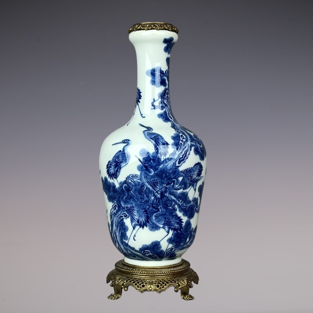 An Exquisite Blue and White Inlaid Bronze Pine and Crane Pattern Vase: An Exquisite Blue and White Inlaid Bronze Pine and Crane Pattern Vase Qing Dynasty, China Yongzheng Six-character Mark Size:34cmx13cm (The Dimensions Of All Batches Are Manually Measured.If You Need M