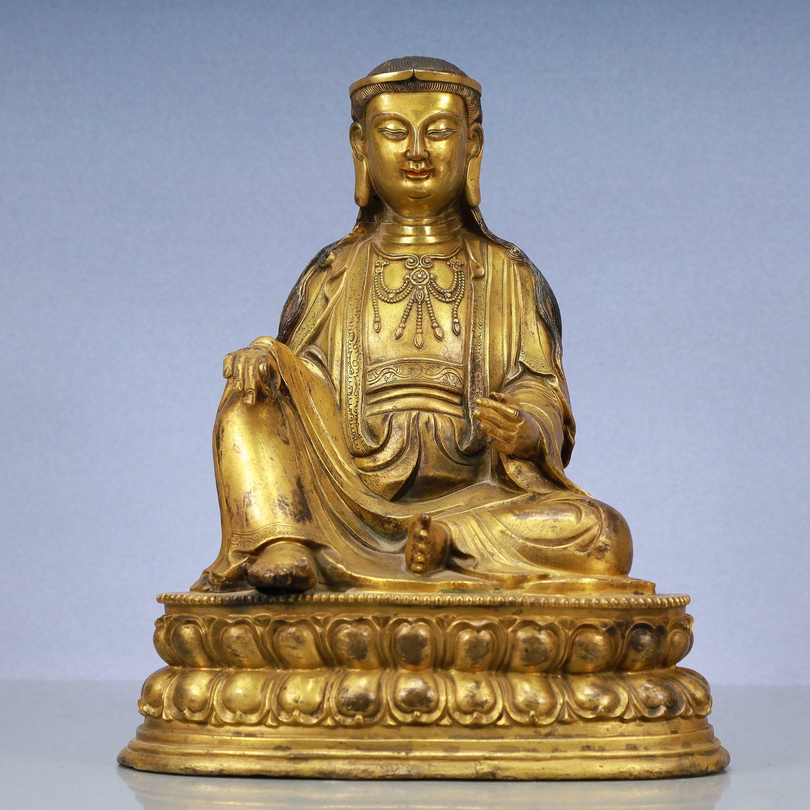 A Exquisite Gilt Bronze Statue of Avalokitesvara: A Exquisite Gilt Bronze Statue of Avalokitesvara Ming Dynasty, China Size:24.5cmx19.5cmx30cm Weight:9050g (The Dimensions Of All Batches Are Manually Measured.If You Need More Detailed Information, Pl