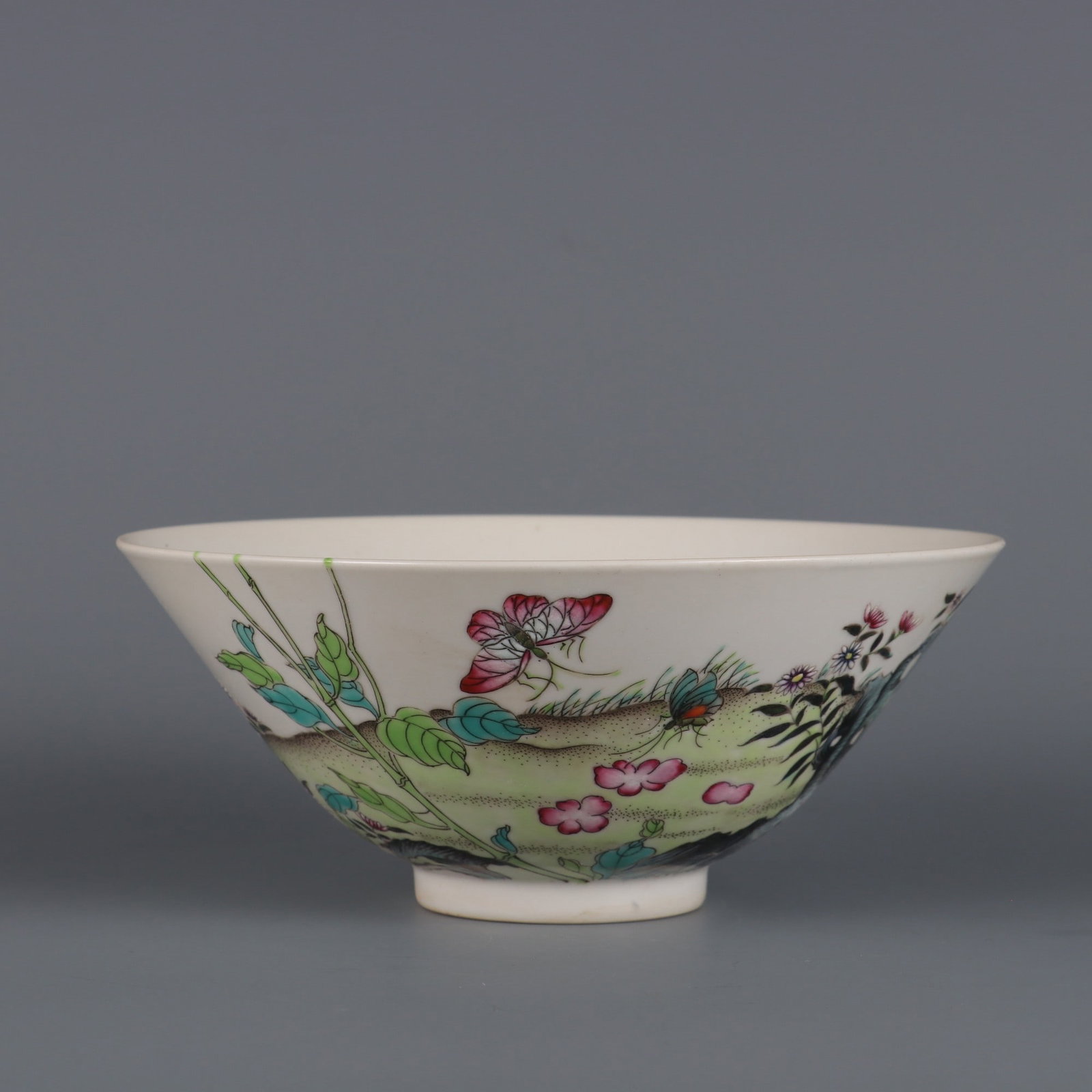 An Exquisite Famille-Rose Flower and Butterfly Pattern Bowl: An Exquisite Famille-Rose Flower and Butterfly Pattern Bowl Qing Dynasty, China Daoguang Six-character Mark Size:6cmx14.5cm (The Dimensions Of All Batches Are Manually Measured.If You Need More