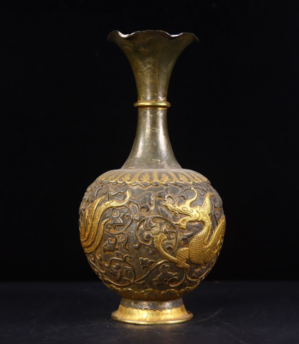 An Exquisite Gilt Bronze Dragon and Phoenix Pattern Lotus Pattern Vase: An Exquisite Gilt Bronze Dragon and Phoenix Pattern Lotus Pattern Vase Tang Dynasty, China Zhenguan Four-character Mark Size: 25cmx11cm Weight:852g (The Dimensions Of All Batches Are Manually