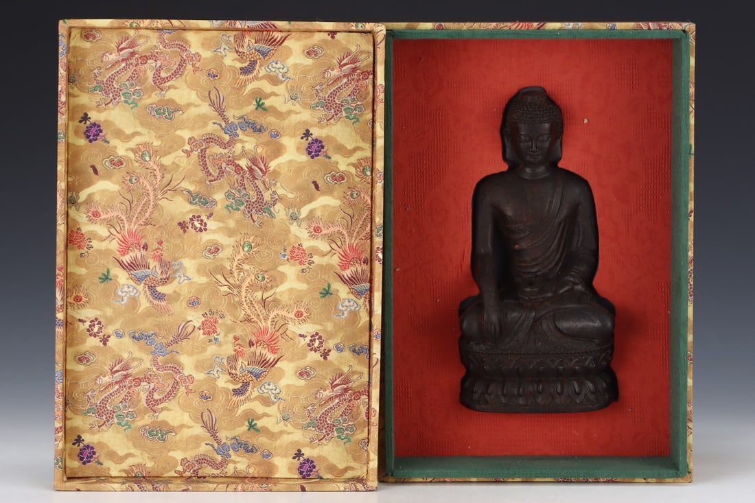 An Exquisite Eaglewood Buddha Statue: An Exquisite Eaglewood Buddha Statue Qing Dynasty, China Size:12.5cmx8.5cmx24.5cm (The Dimensions Of All Batches Are Manually Measured.If You Need More Detailed Information, Please Contact Our