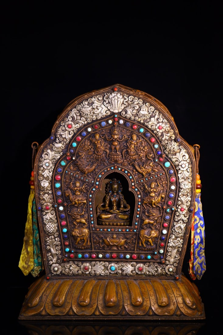 An Exquisite Bronze Inlaid Gems Niche: An Exquisite Bronze Inlaid Gems Niche Qing Dynasty, China Size:60cmx48cmx18cm Weight:8500g (The Dimensions Of All Batches Are Manually Measured.If You Need More Detailed Information, Please Contact