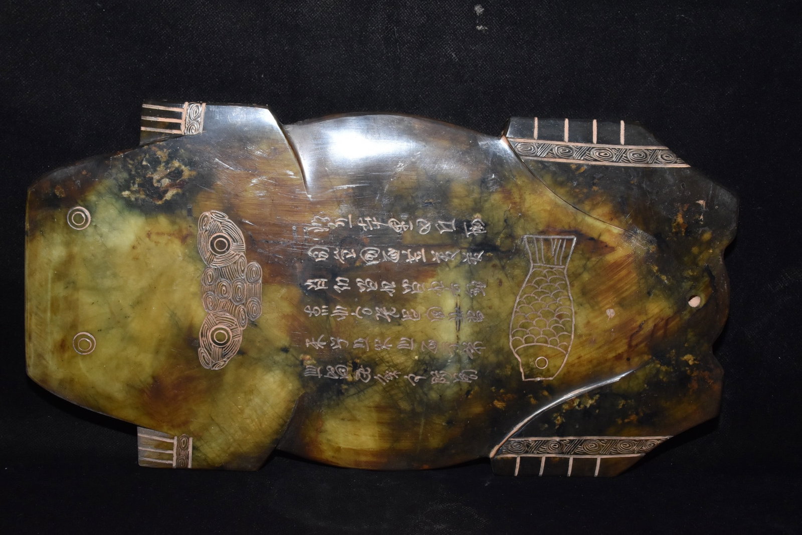 An Exquisite White Jade Fish Pattern With Sanskrit Ornament: An Exquisite White Jade Fish Pattern With Sanskrit Ornament Liang chu Culture Size:20cmx37.5cm Weight:3.31kg (The Dimensions Of All Batches Are Manually Measured.If You Need More Detailed Information,