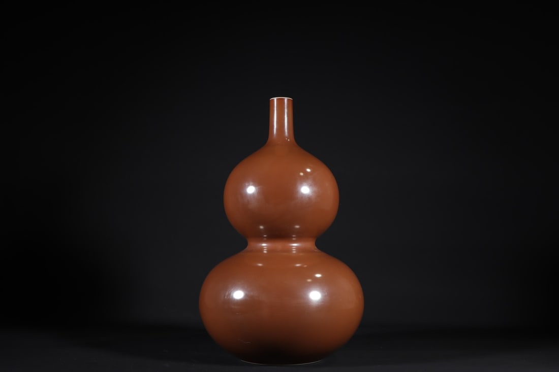 An Exquisite Iron-Red Gourd-Shaped Vase: An Exquisite Iron-Red Gourd-Shaped Vase Qing Dynasty, China Qianlong Six-character Mark Size:31.6cmx20cm (The Dimensions Of All Batches Are Manually Measured.If You Need More Detailed Information, Ple