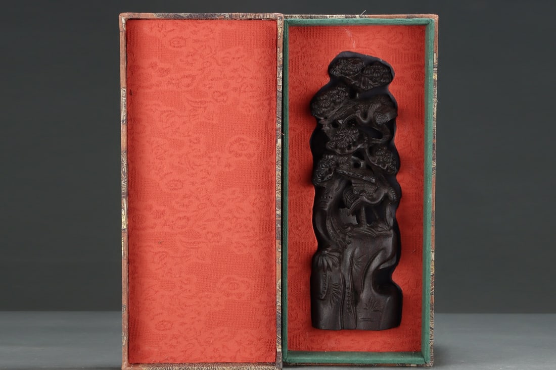 An Exquisite Eaglewood Pine and Crane Pattern Ornament: An Exquisite Eaglewood Pine and Crane Pattern Ornament Qing Dynasty, China Qianlong Six-character Mark Size:11.5cmx5cmx35.5cm (The Dimensions Of All Batches Are Manually Measured.If You Need More Deta