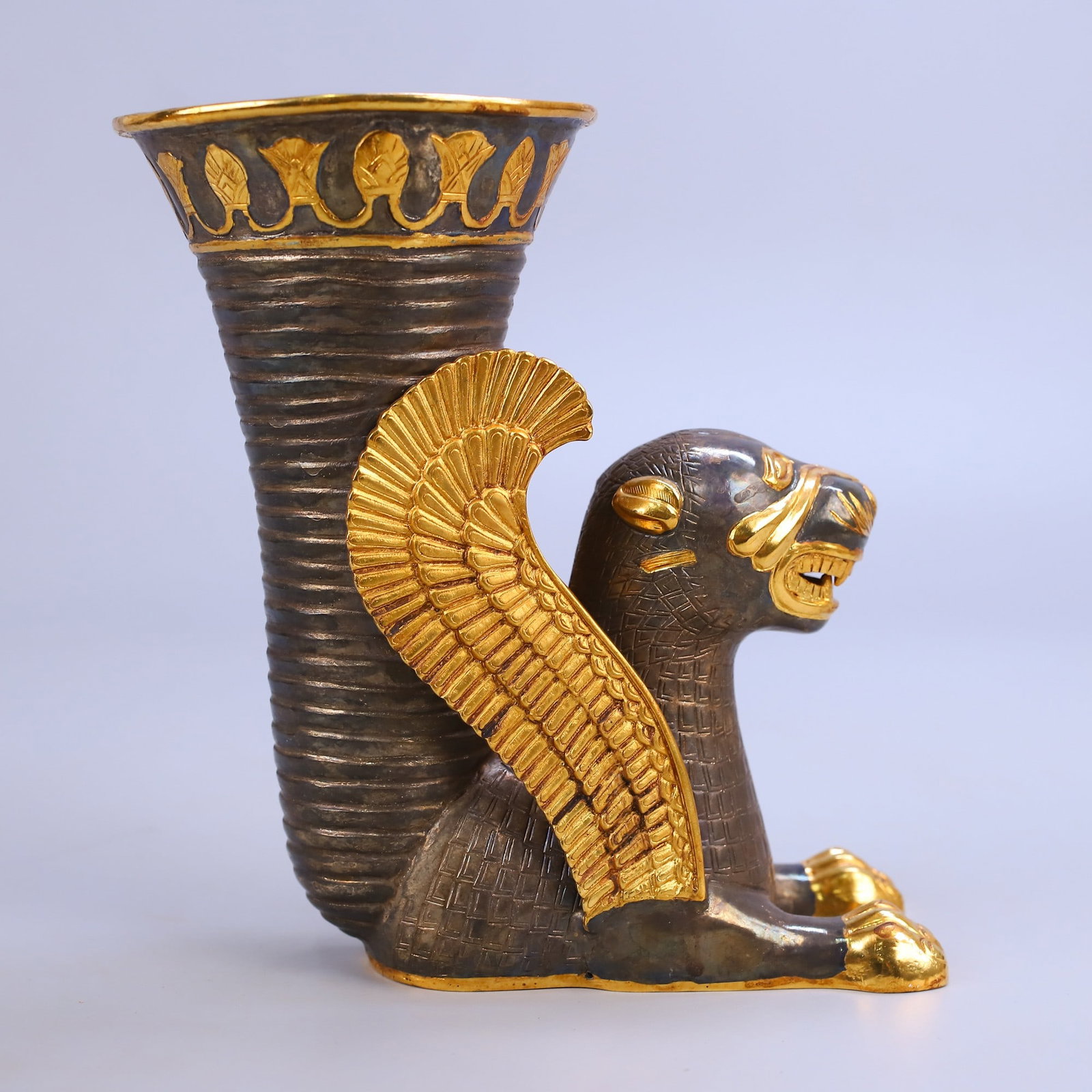 An Exquisite Gilt Bronze Auspicious Beast-Shaped Cup: An Exquisite Gilt Bronze Auspicious Beast-Shaped Cup Tang Dynasty, China Zhenguan Four-character Mark Size:18.2cmx15cm Weight:1071g (The Dimensions Of All Batches Are Manually Measured.If You Need