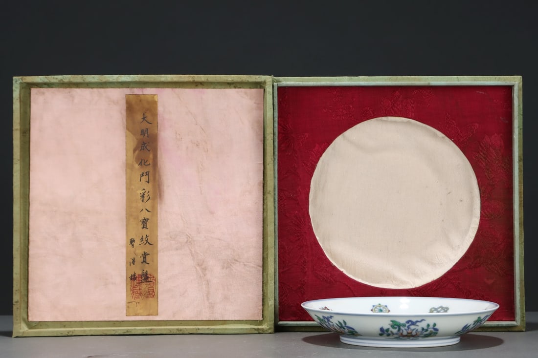 An Exquisite Doucai Eight Treasures Pattern Plate: An Exquisite Doucai Eight Treasures Pattern Plate Ming Dynasty, China Chenghua Six-character Mark Size:3.3cmx17.5cm (The Dimensions Of All Batches Are Manually Measured.If You Need More Detailed Infor