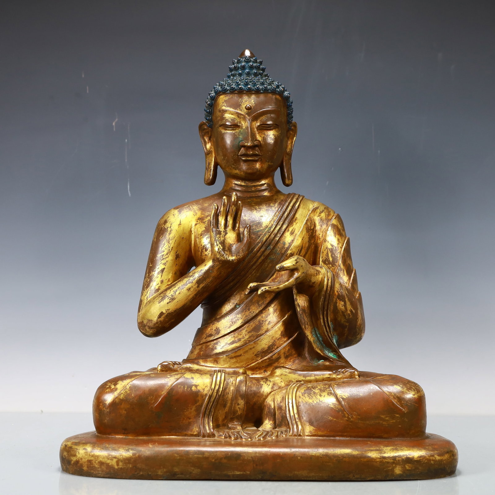 A Exquisite Gilt Bronze Statue of Sakyamuni: A Exquisite Gilt Bronze Statue of Sakyamuni Ming Dynasty, China Size:36cmx26cmx45cm Weight:16450g (The Dimensions Of All Batches Are Manually Measured.If You Need More Detailed Information, Please Con
