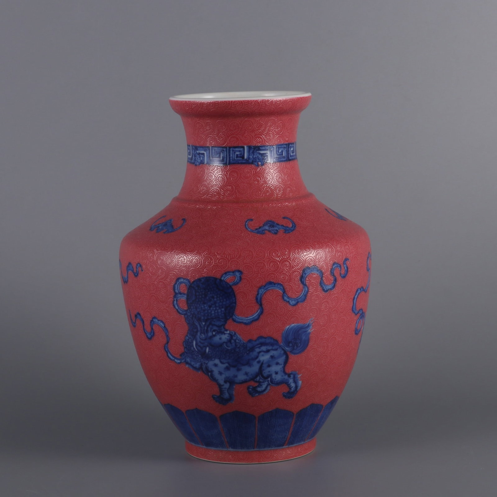 An Exquisite Blue and White Ruby Red-Glazed Lion Pattern Vase - 2