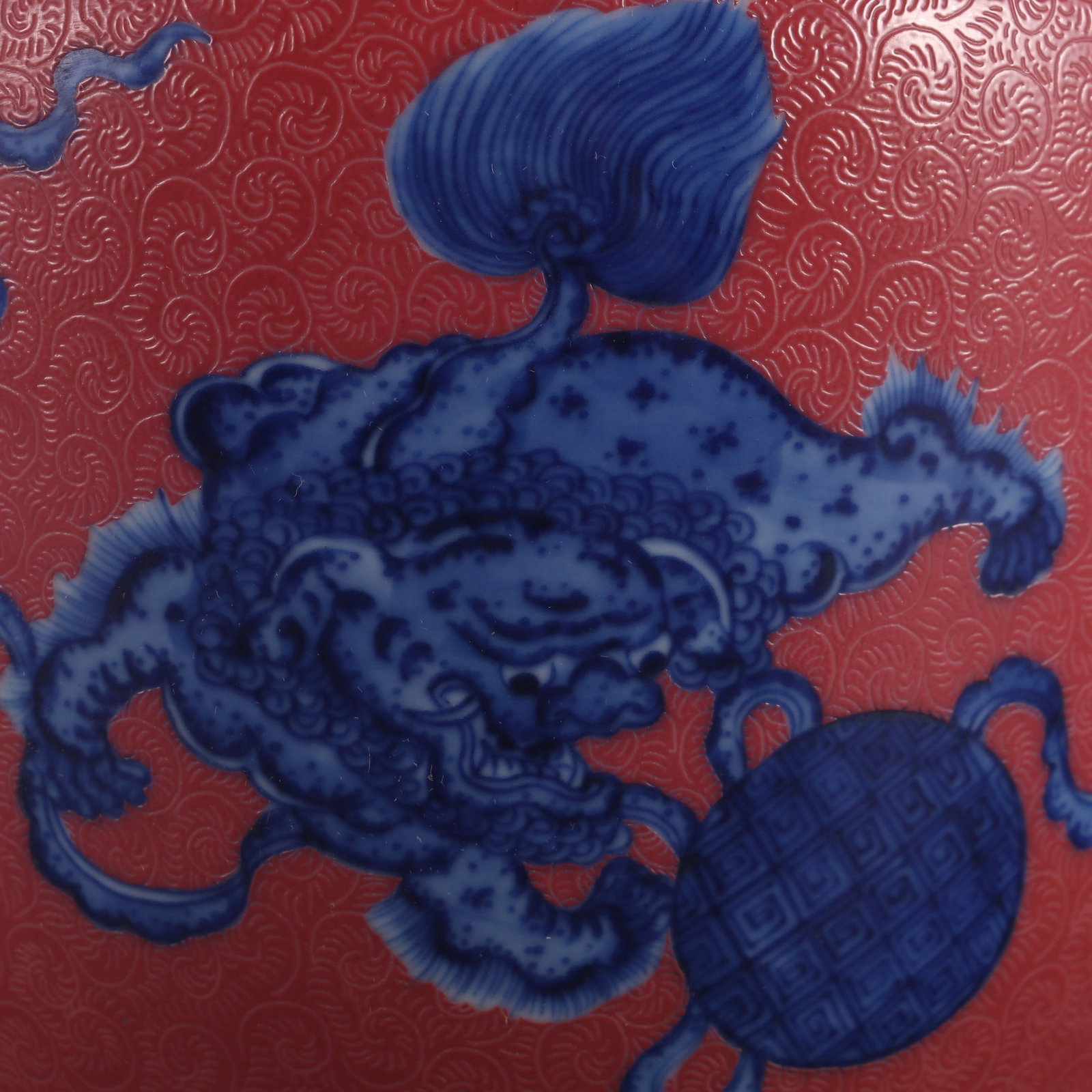 An Exquisite Blue and White Ruby Red-Glazed Lion Pattern Vase - 6