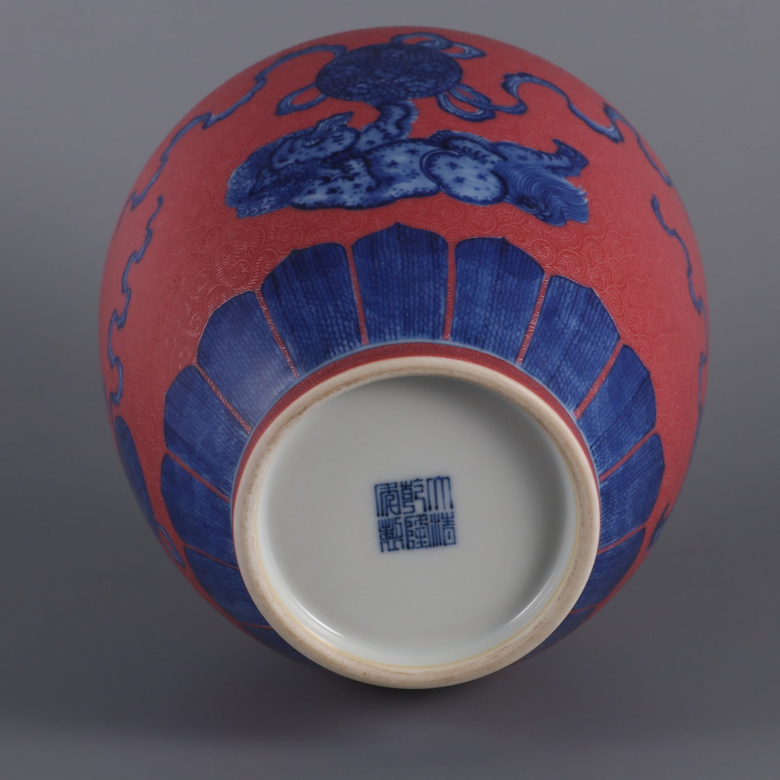 An Exquisite Blue and White Ruby Red-Glazed Lion Pattern Vase - 9
