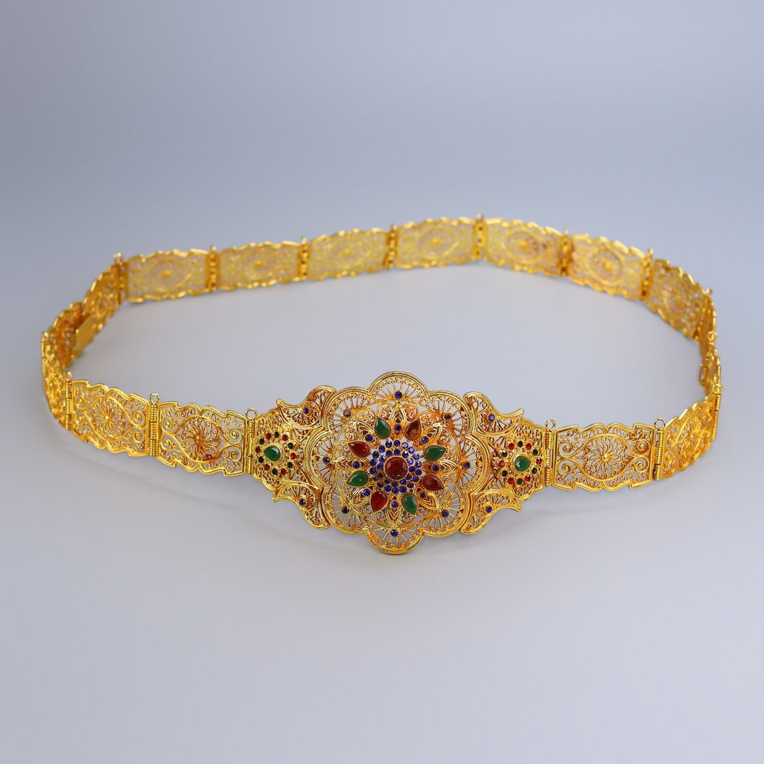 An Exquisite Gilt Bronze Inlaid Gems Belt: An Exquisite Gilt Bronze Inlaid Gems Belt Qing Dynasty, China Size:100cmx10.5cm Weight:482g (The Dimensions Of All Batches Are Manually Measured.If You Need More Detailed Information, Please Contact O