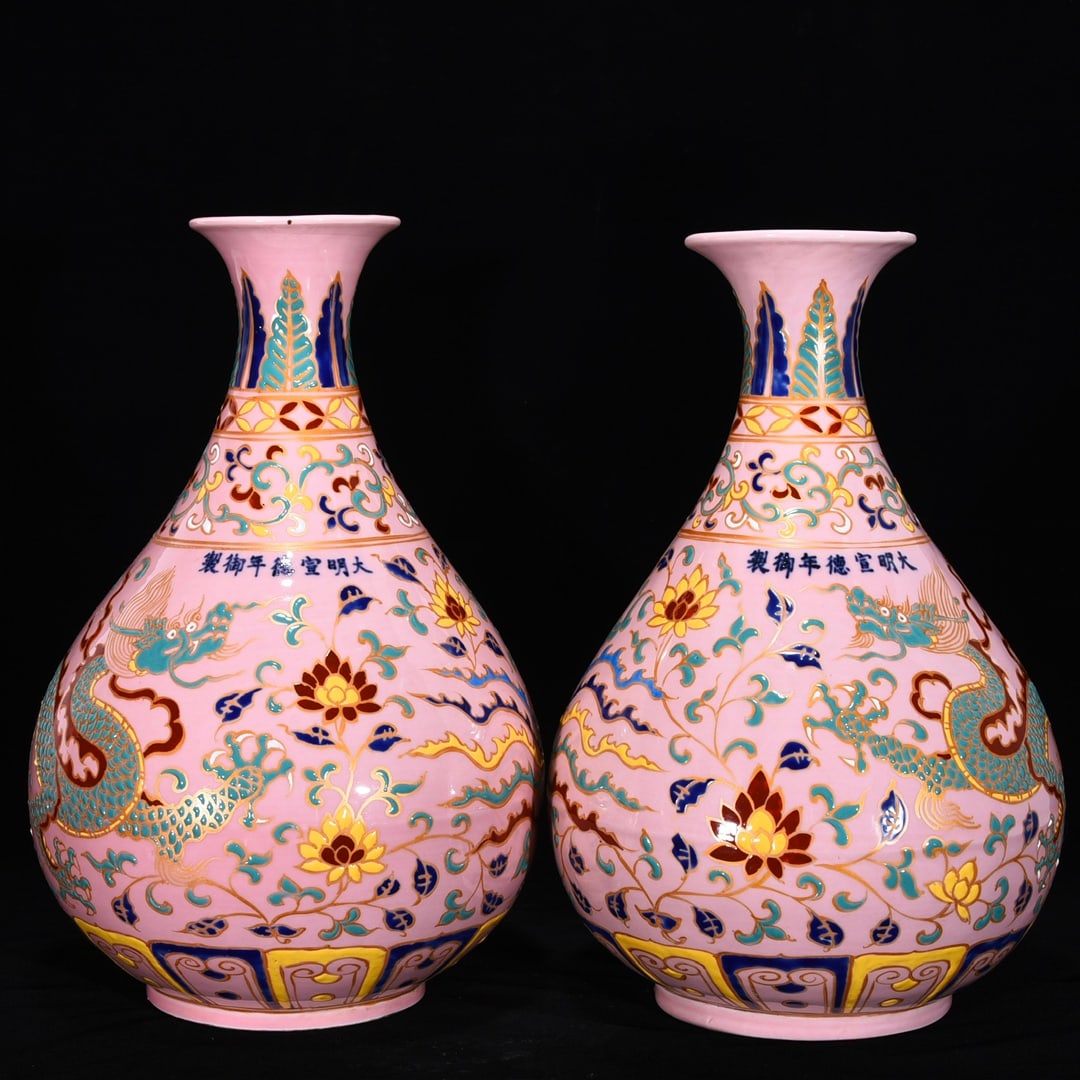 An Exquisite Wucai Dragon and Phoenix Pattern Lotus Pattern Vase: An Exquisite Wucai Dragon and Phoenix Pattern Lotus Pattern Vase Ming Dynasty, China Xuande Six-character Mark Size:32cmx22cm (The Dimensions Of All Batches Are Manually Measured.If You Need More Deta