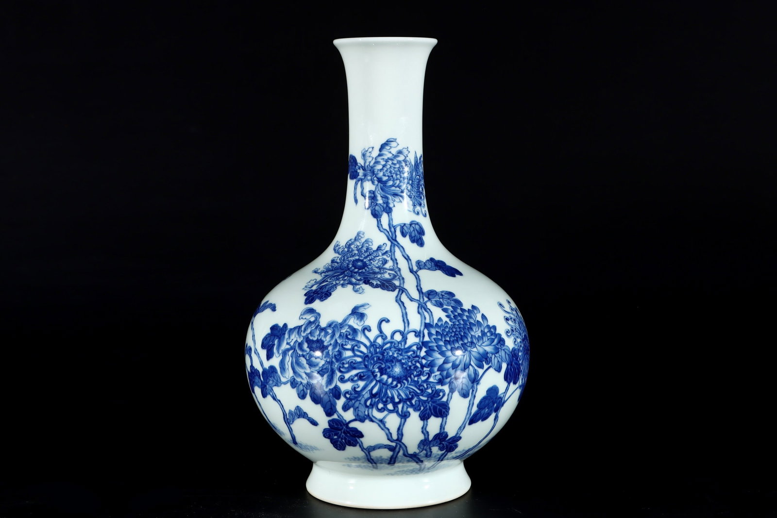 An Exquisite Blue and White Flower and Butterfly Pattern Vase: An Exquisite Blue and White Flower and Butterfly Pattern Vase Qing Dynasty, China Size:29cmx18cm (The Dimensions Of All Batches Are Manually Measured.If You Need More Detailed Information, Please