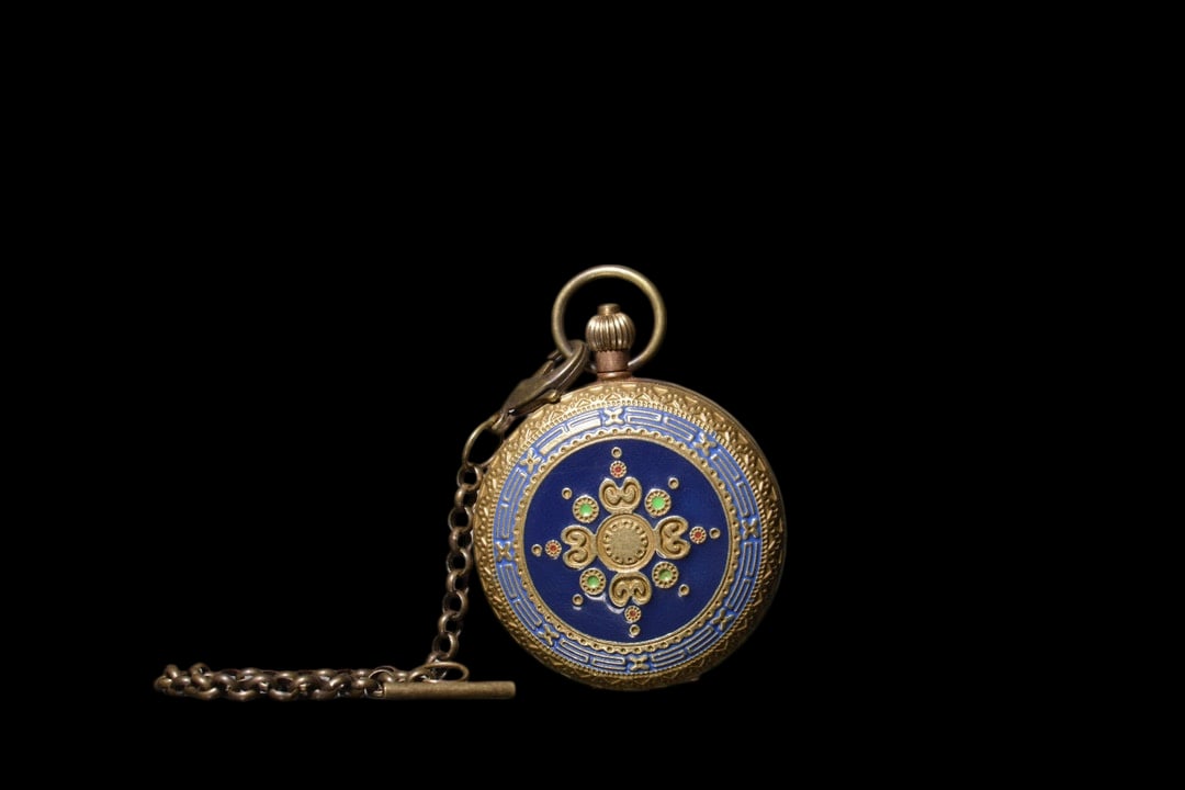 An Exquisite Bronze ainted Enamel Pocket watch: An Exquisite Bronze ainted Enamel Pocket watch Qing Dynasty, China Size:5.5cm (The Dimensions Of All Batches Are Manually Measured.If You Need More Detailed Information, Please Contact Our Customer