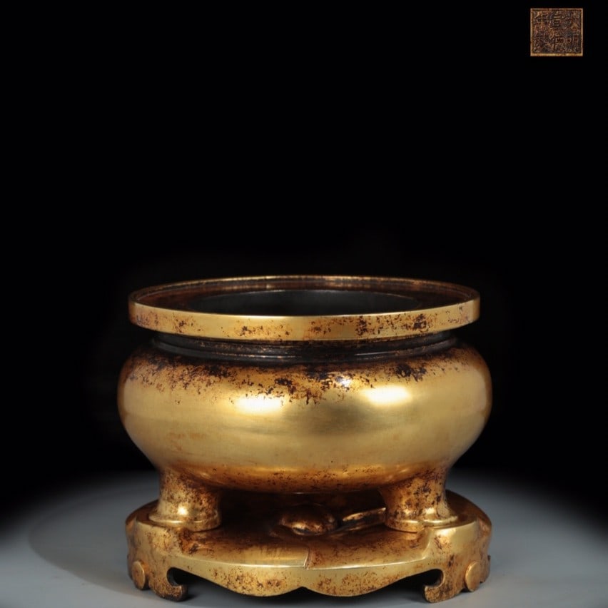 An Exquisite Gilt Bronze Tripod Censer: An Exquisite Gilt Bronze Tripod Censer Ming Dynasty, China Xuande Six-character Mark Size:14.4cmx20cm Weight:7.35kg (The Dimensions Of All Batches Are Manually Measured.If You Need More Detailed