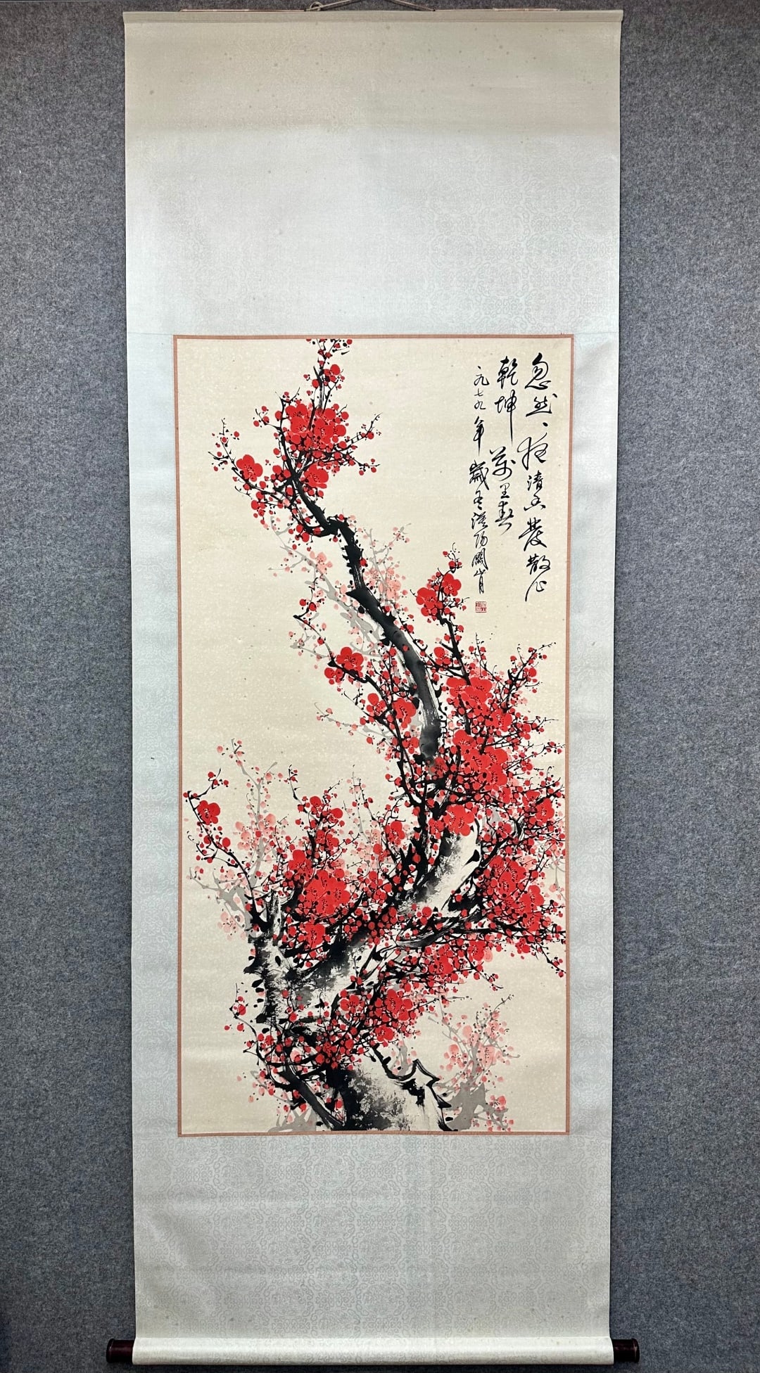 A Chinese Vertical Scroll Ink Painting of Flower on Paper: A Chinese Vertical Scroll Ink Painting of Flower on Paper Guan shanyue Without frame Size:136cmx67cm (The Dimensions Of All Batches Are Manually Measured.If You Need More Detailed Information, Please 