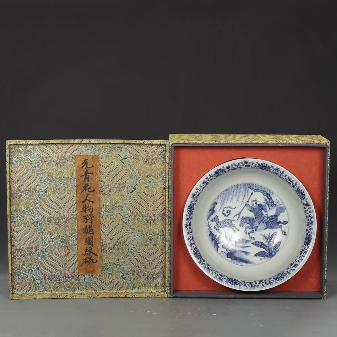 An Exquisite Blue and White Character and Story Pattern Lotus Pattern Bowl: An Exquisite Blue and White Character and Story Pattern Lotus Pattern Bowl Yuan Dynasty, China Size:12.6cmx28.3cm (The Dimensions Of All Batches Are Manually Measured.If You Need More Detailed Informa