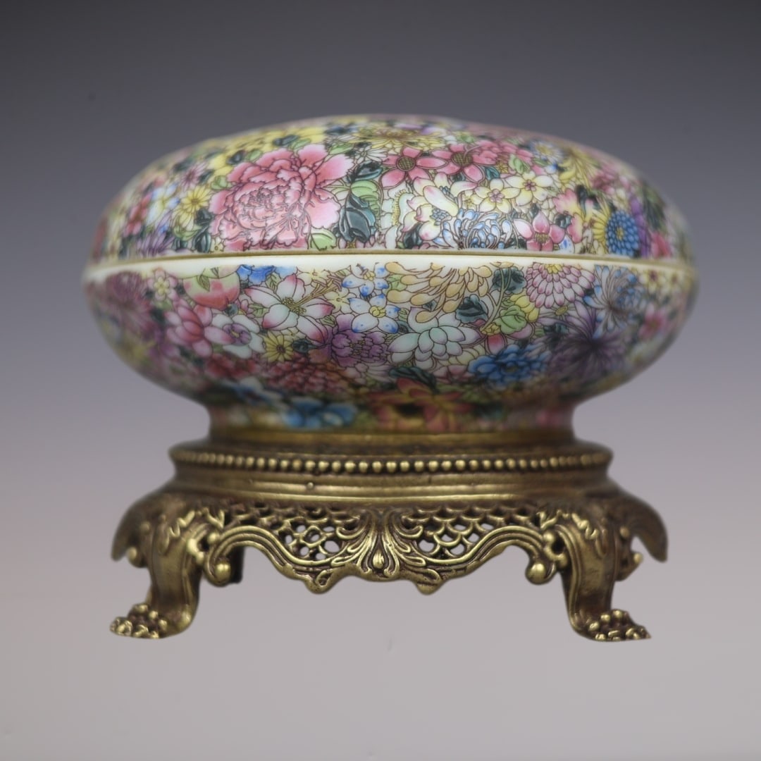 An Exquisite Famille-Rose Inlaid Bronze Flower Pattern Box: An Exquisite Famille-Rose Inlaid Bronze Flower Pattern Box Qing Dynasty, China Yongzheng Six-character Mark Size:9.5cmx11.5cm (The Dimensions Of All Batches Are Manually Measured.If You Need More