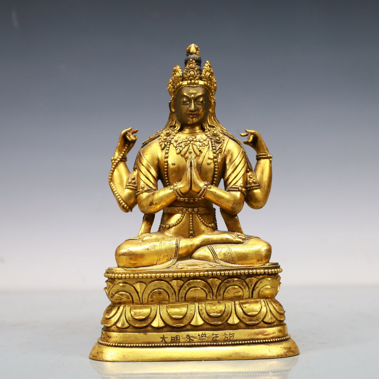 A Exquisite Gilt Bronze Statue of Avalokitesvara: A Exquisite Gilt Bronze Statue of Avalokitesvara Ming Dynasty, China Yongle Six-character Mark Size:10.5cmx7.5cmx18.5cm Weight:1000g (The Dimensions Of All Batches Are Manually Measured.If You Need Mo