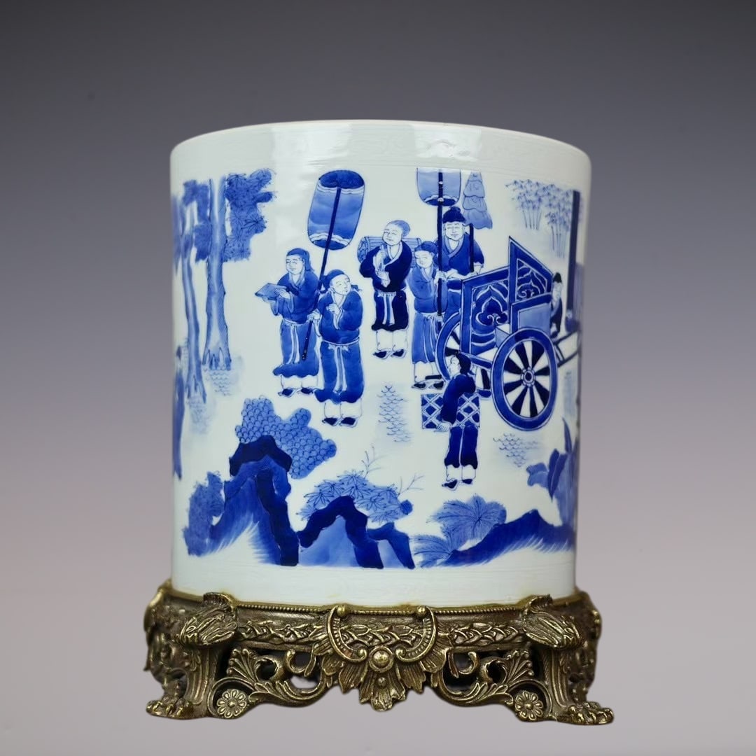 An Exquisite Blue and White Inlaid Bronze Character and Story Pattern Brush Pot: An Exquisite Blue and White Inlaid Bronze Character and Story Pattern Brush Pot Qing Dynasty, China Size:25.5cmx20cm (The Dimensions Of All Batches Are Manually Measured.If You Need More Detailed Info