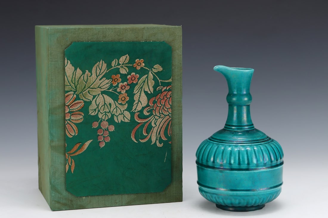 An Exquisite Blue Glazed Vase - 2