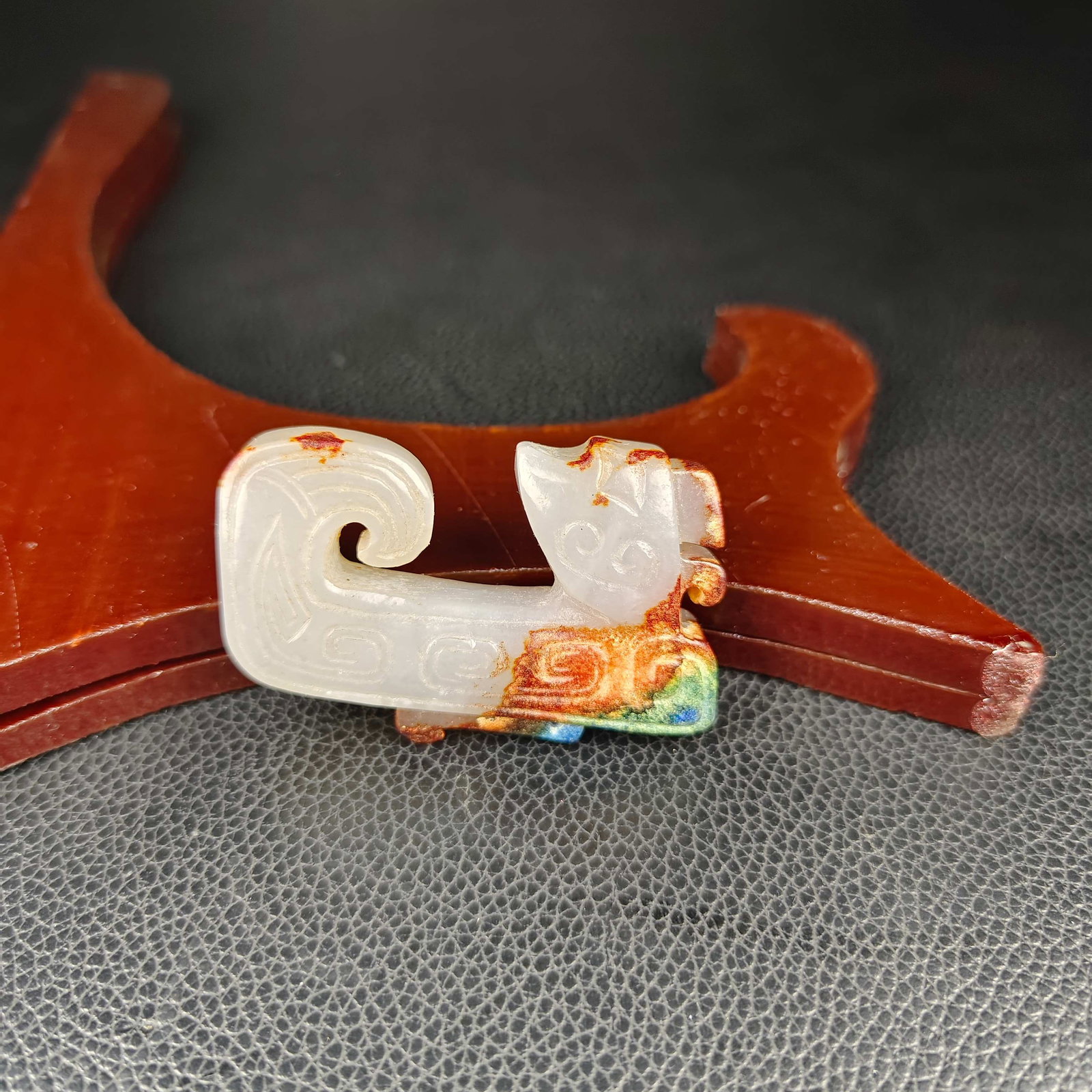 An Exquisite White Jade Dragon Ornament: An Exquisite White Jade Dragon Ornament Han Dynasty, China Size:4cmx5.5cm Weight:40g (The Dimensions Of All Batches Are Manually Measured.If You Need More Detailed Information, Please Contact Our
