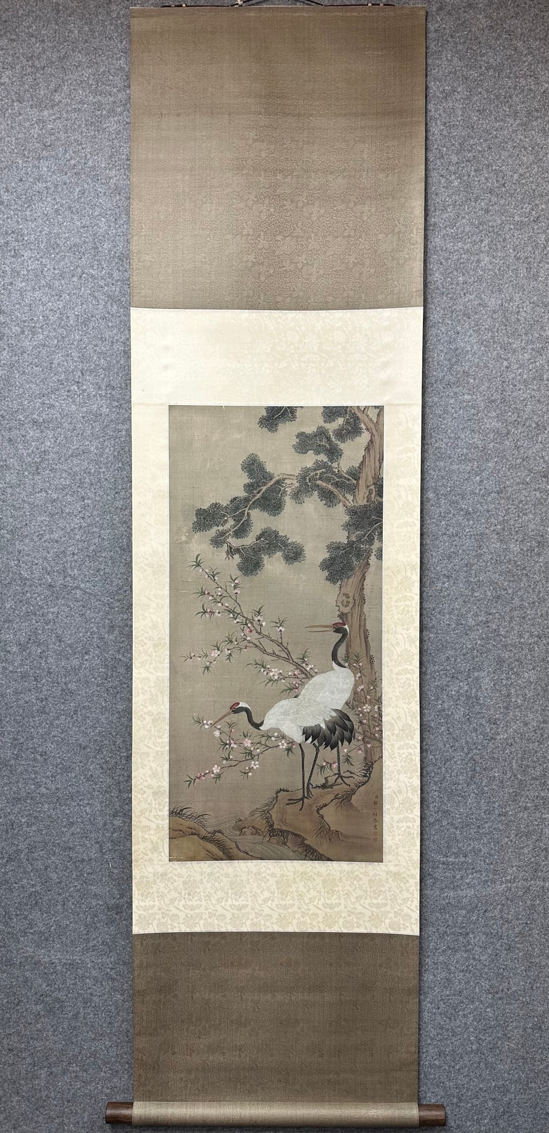 A Chinese Vertical Scroll Ink Painting of Pine and Crane on Silk: A Chinese Vertical Scroll Ink Painting of Pine and Crane on Silk Zou yigui Without frame Size:83cmx39cm (The Dimensions Of All Batches Are Manually Measured.If You Need More Detailed Information, Plea