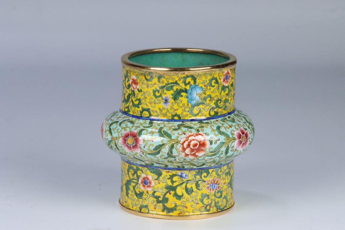 An Exquisite Gilt Bronze Painted Enamel Lotus Pattern Vase: An Exquisite Gilt Bronze Painted Enamel Lotus Pattern Vase Qing Dynasty, China Qianlong Four-character Mark Size:8.1cmx8.2cm Weight:370g (The Dimensions Of All Batches Are Manually Measured.If You