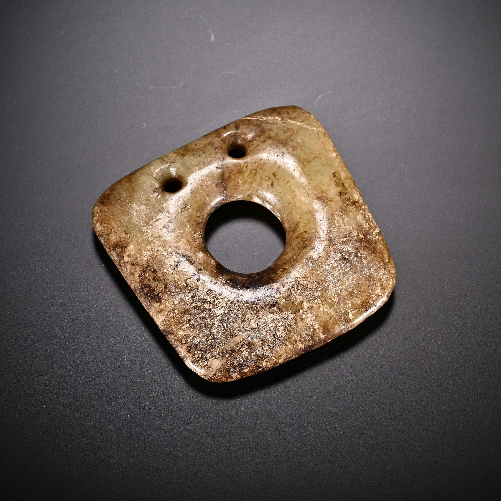 An Exquisite White Jade Ornament: An Exquisite White Jade Ornament Han Dynasty, China Size:5.4cm Weight:39g (The Dimensions Of All Batches Are Manually Measured.If You Need More Detailed Information, Please Contact Our Customer Servic