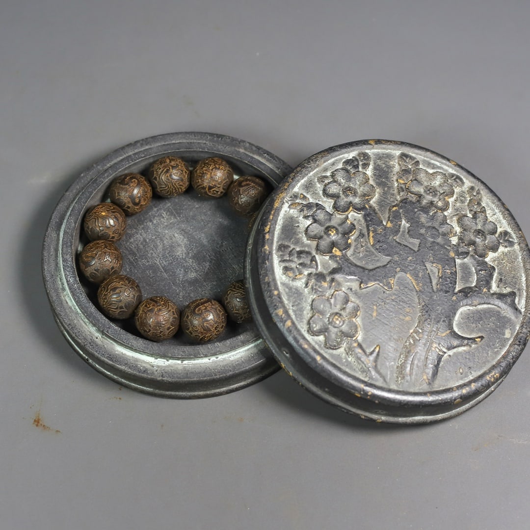 A Set of Fine Eaglewood Bracelets: A Set of Fine Eaglewood Bracelets Qing Dynasty, China Size:4.5cmx13.5cm Size:10cm Weight:349g (The Dimensions Of All Batches Are Manually Measured.If You Need More Detailed Information, Please Contact