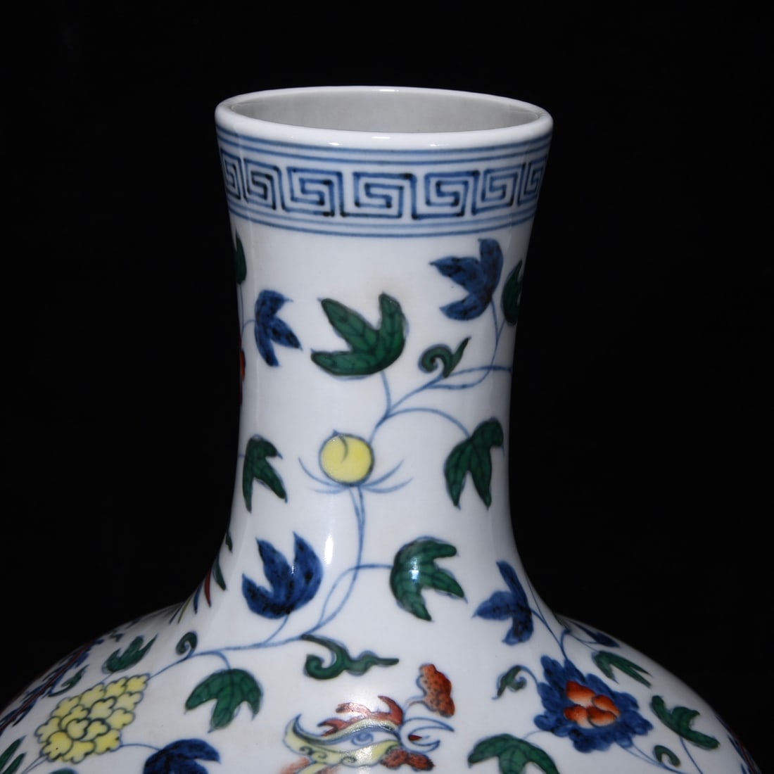 An Exquisite Doucai Phoenix Pattern Lotus Pattern Vase - 4