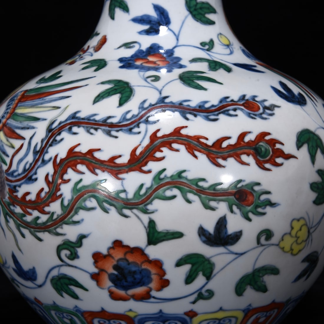 An Exquisite Doucai Phoenix Pattern Lotus Pattern Vase - 7