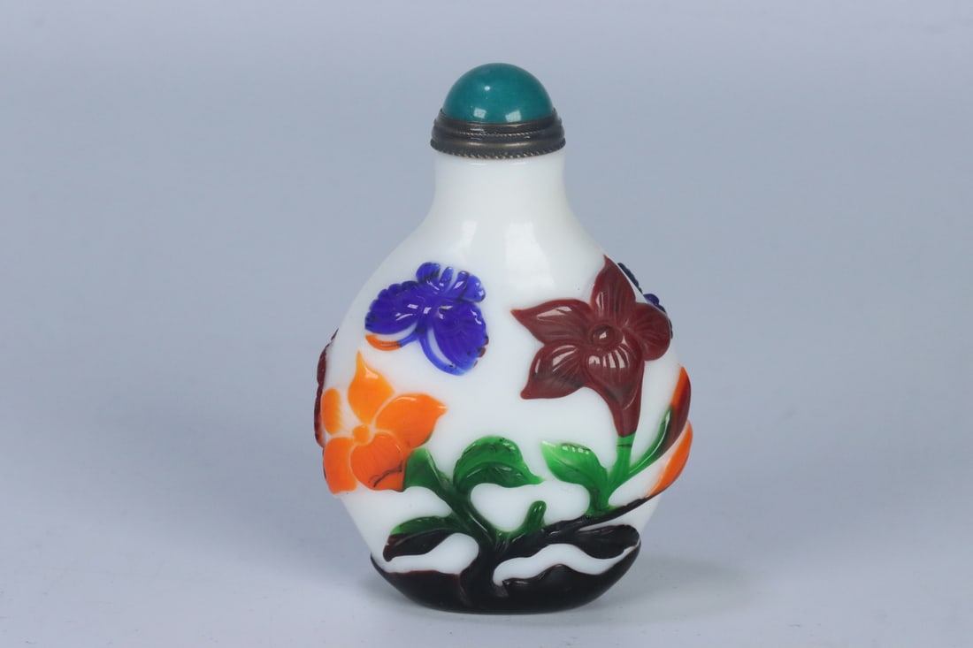 An Exquisite Glass Painted Enamel Flower and Butterfly Pattern Snuff Bottle: An Exquisite Glass Painted Enamel Flower and Butterfly Pattern Snuff Bottle Qing Dynasty, China Size:6.83cmx4.7cmx2.72cm Weight:63.9g (The Dimensions Of All Batches Are Manually Measured.If You Need M