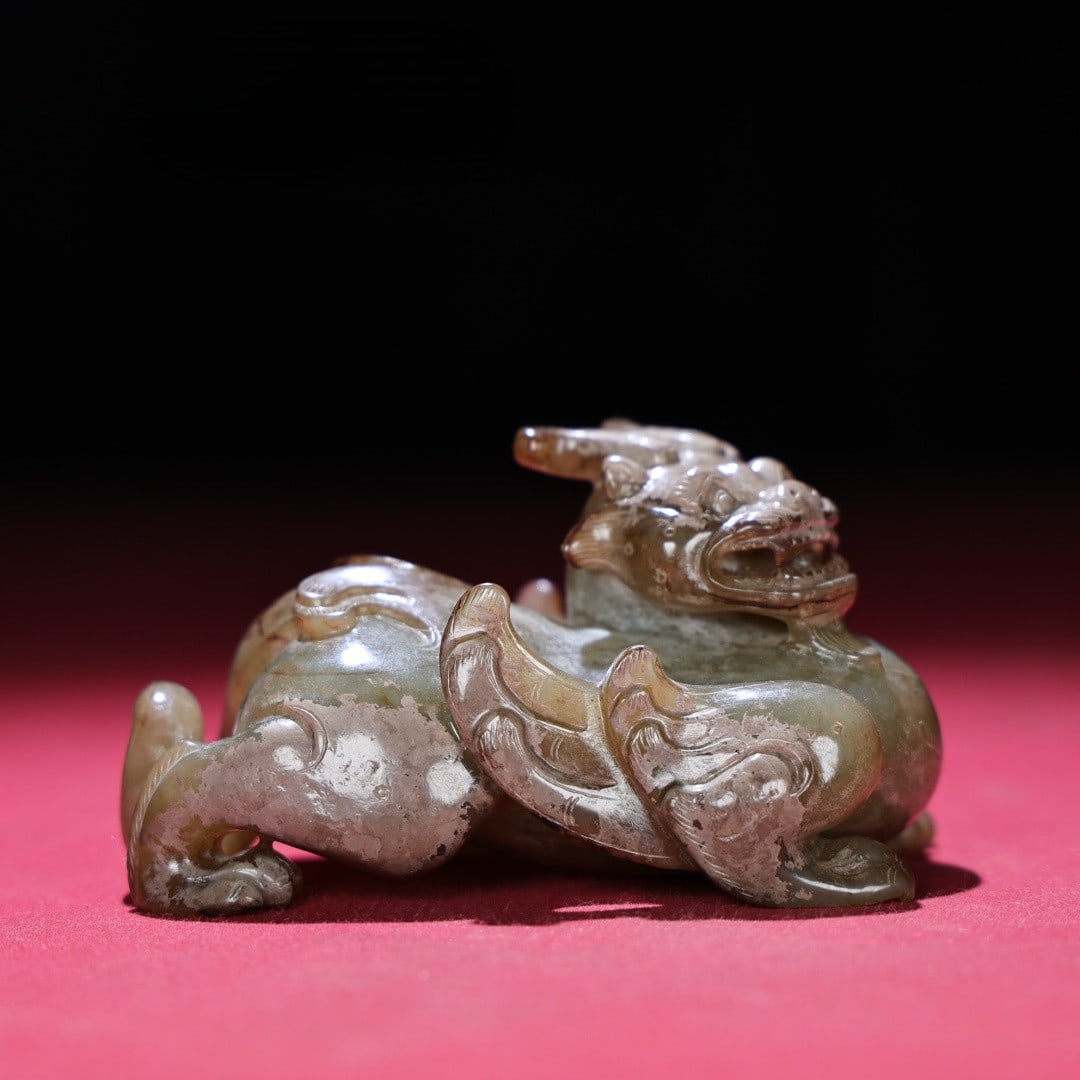 An Exquisite White Jade Auspicious Beast Ornament: An Exquisite White Jade Auspicious Beast Ornament Han Dynasty, China Size:8.1cmx4.9cmx4.3cm Weight:183g (The Dimensions Of All Batches Are Manually Measured.If You Need More Detailed Information,