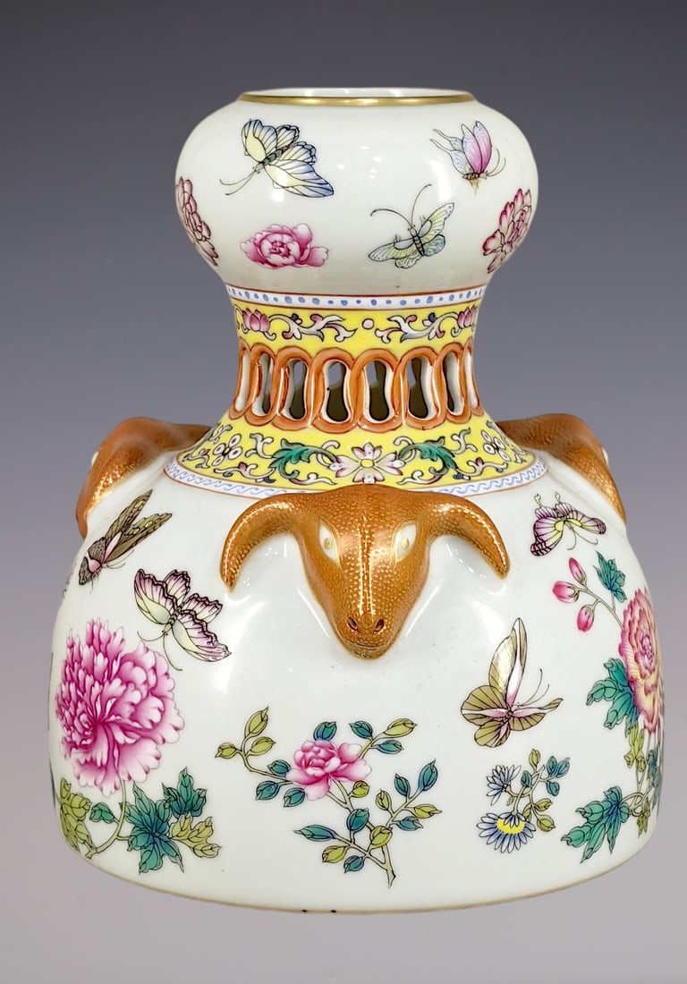 An Exquisite Famille-Rose Painted Gold Flower and Butterfly Pattern Vase: An Exquisite Famille-Rose Painted Gold Flower and Butterfly Pattern Vase Qing Dynasty, China Qianlong Six-character Mark Size:14.7cmx12cm (The Dimensions Of All Batches Are Manually Measured.If You