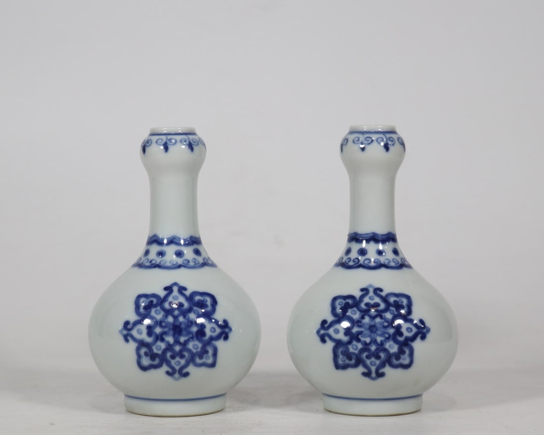 An Exquisite Blue and White Flower Pattern Vase - 2