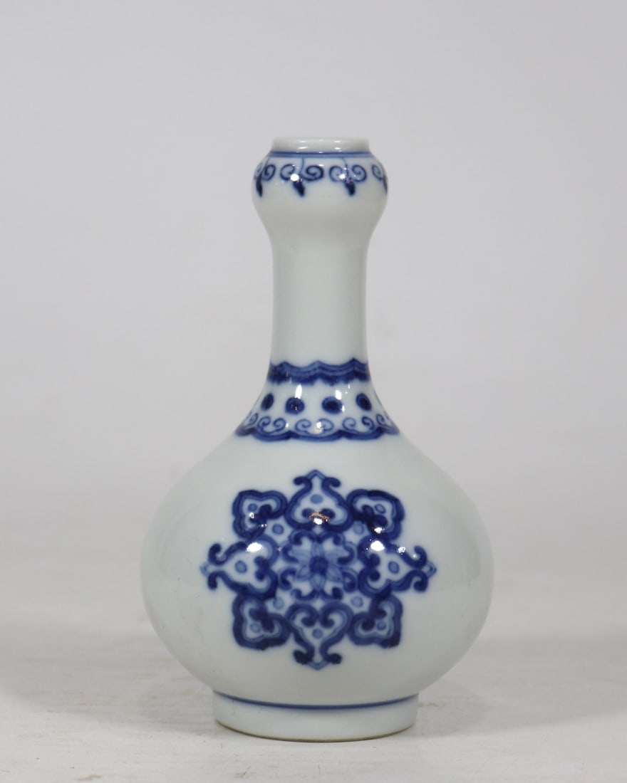 An Exquisite Blue and White Flower Pattern Vase - 3