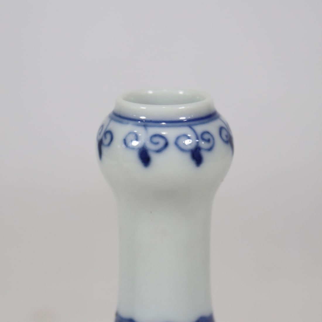 An Exquisite Blue and White Flower Pattern Vase - 4