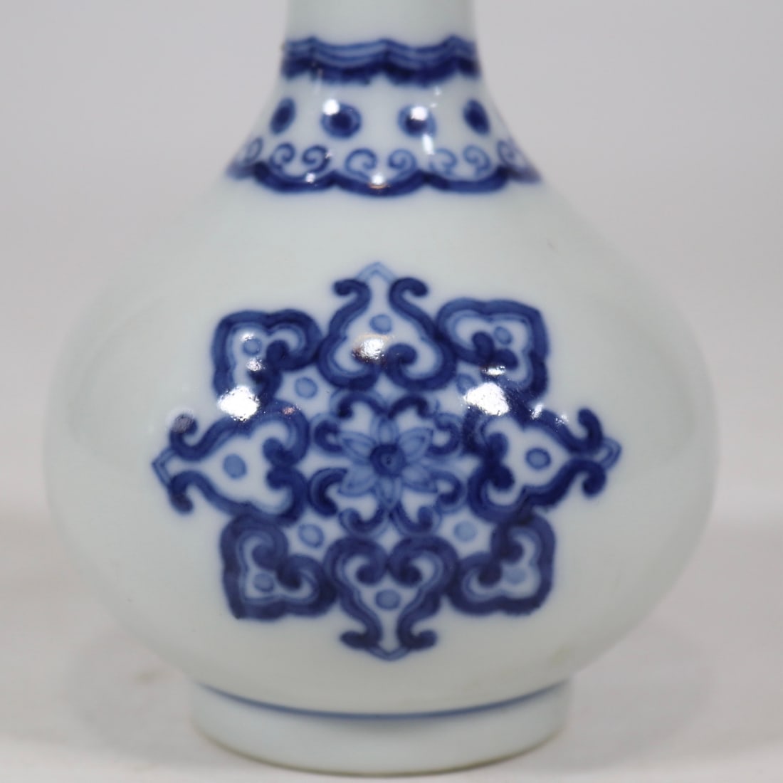 An Exquisite Blue and White Flower Pattern Vase - 5