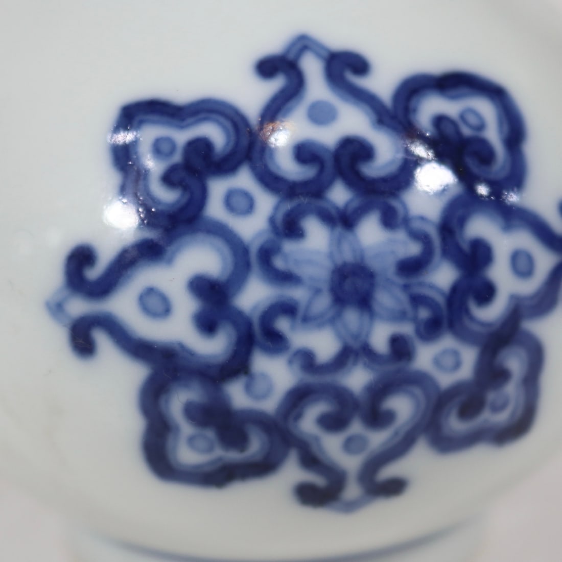 An Exquisite Blue and White Flower Pattern Vase - 6