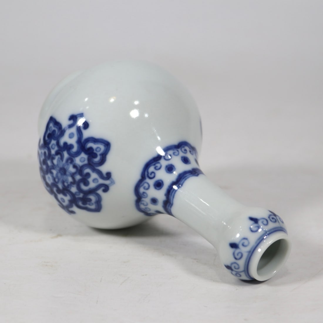 An Exquisite Blue and White Flower Pattern Vase - 7