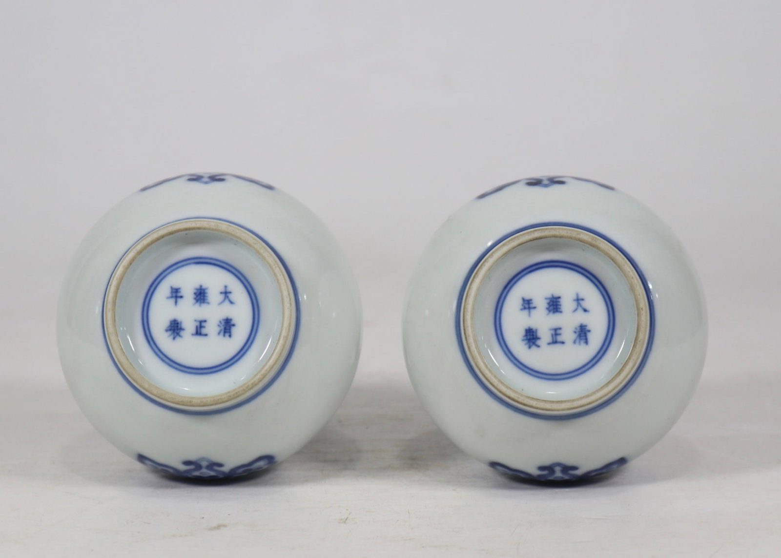 An Exquisite Blue and White Flower Pattern Vase - 8